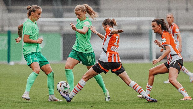 VfL-Wolfsburg-Spielerin Justine Kielland auf dem Rasen mit dem Ball am Fuß im Zweikampf.