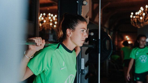 Die VfL-Wolfsburg-Spielerin Chantal Hagel mit einer Langhantel.