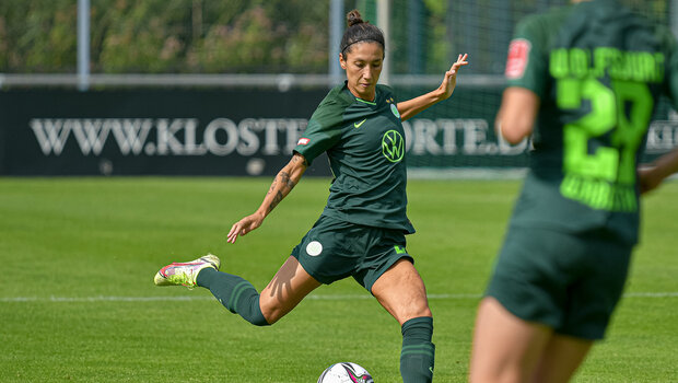 VfL Wolfsburg Spielerin Sara Doorsoun schießt den Ball.
