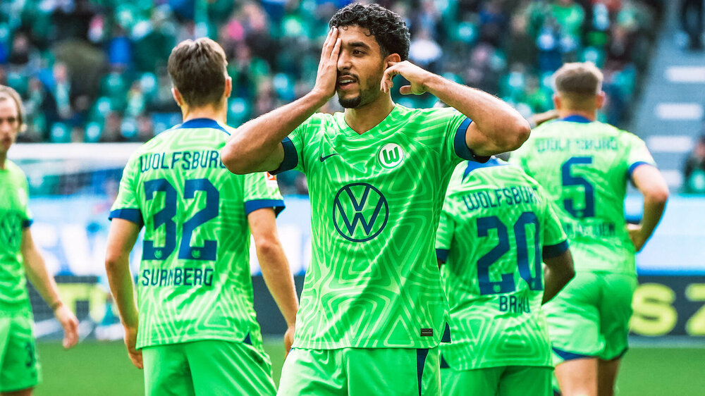 Der VfL Wolfsburg-Spieler Omar Marmoush jubelt.
