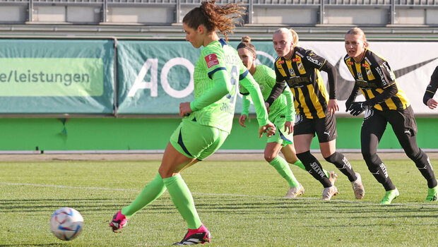 Die VfL-Wolfsburg-Spielerin Dominique Janssen schießt einen Elfmeter.