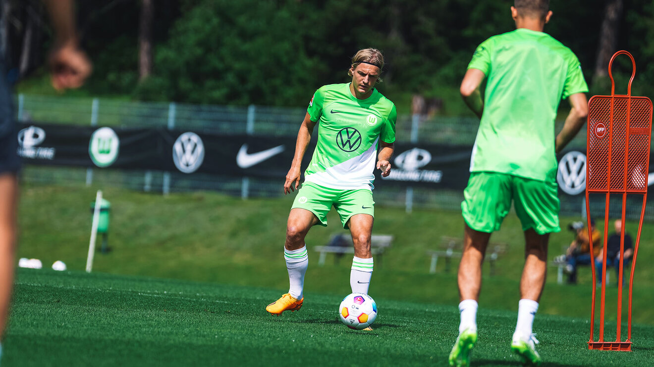 VfL Wolfsburg Spieler Bornauw mit dem Ball am Fuß auf dem Trainingsplatz in Seefeld. VfL Wolfsburg Spieler Bornauw mit dem Ball am Fuß auf dem Trainingsplatz in Seefeld.