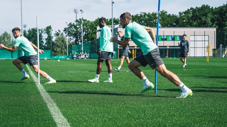 VfL-Wolfsburg-Spieler Maximilian Philipp sprintet in der Übung beim Training.