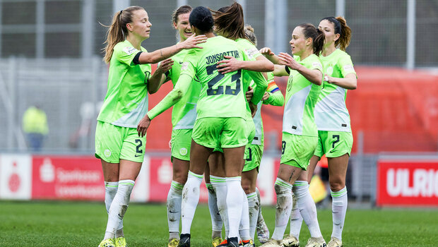 Die Spielerinnen des VfL Wolfsburg bejubeln ihren Treffer gegen Leverkusen.