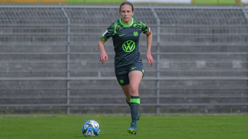 Die VfL-Wolfsburg-Spielerin Amelie König läuft mit dem Ball.
