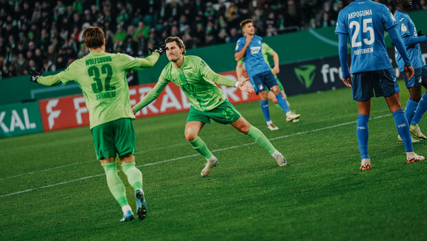 Der VfL-Wolfsburg-Spieler Jonas Wind jubelt nach seinem Tor.