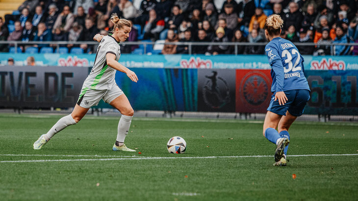 VfL-Spielerin Alexandra Popp im Zweikampf.