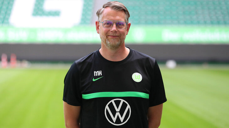VfL-Wolfsburg-Physiotherapeut Manfred Kroß steht in der Volkswagen Arena.