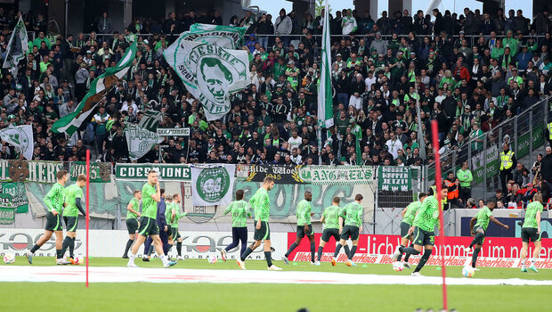 Die VfL-Wolfsburg-Spieler laufen sich vor dem Spiel warm.