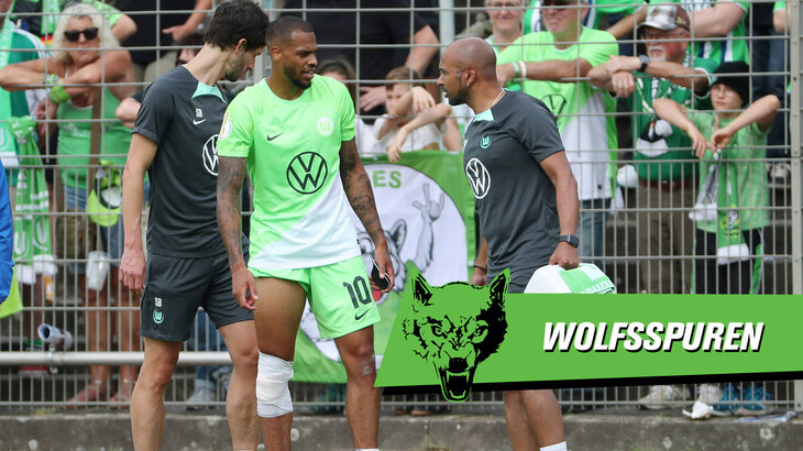 Eine Grafik, auf der VfL-Wolfsburg-Spieler Lukas Nmecha mit zwei Physiotherapeuten spricht und rechts unten der Schriftzug "Wolfsspur" steht.