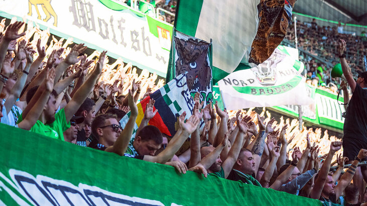 Fans unterstützen die Wölfe bei einem Spiel des VfL Wolfsburg in der Volkswagenarena.