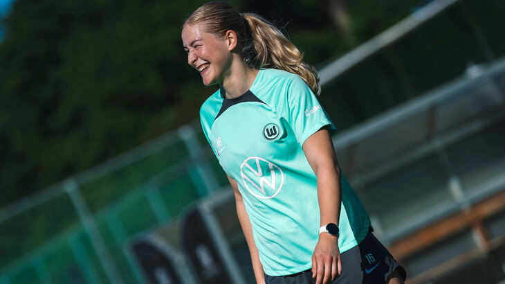 VfL-Wolfsburg-Abwehrspielerin Camilla Küver lacht.