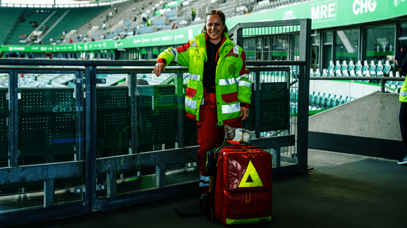 Aushilfen des VfL Wolfsburg im Sanitätsdienst.
