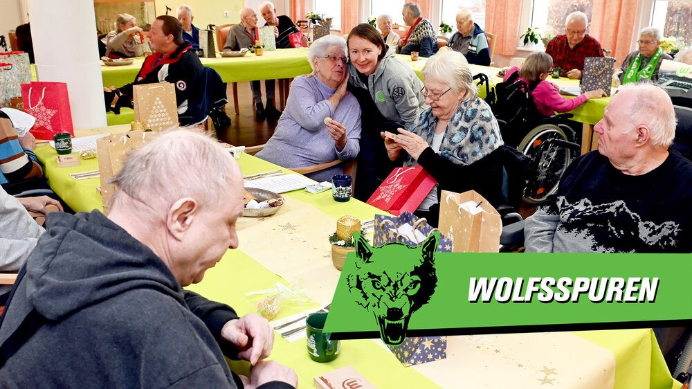 Die Mitglieder des VfL Wolfsburg Fanclubs AWO Goethe Wölfe feiern im AWO Pflegeheim eine VfL-Nikolausfeier.