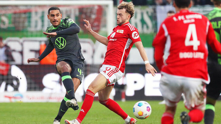 Maxence Lacroix vom VfL Wolfsburg passt an dem Gegner vorbei. 