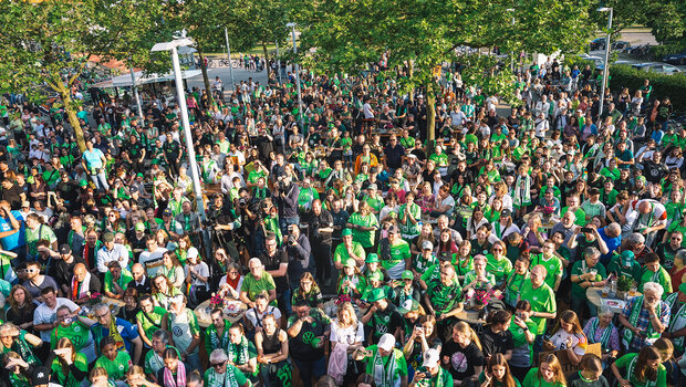Die Fans bei der Pokalfeier der VfL-Wolfsburg-Frauen.