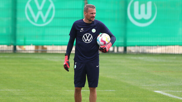 Der Torwarttrainer des VfL Wolfsburg Pascal Formann hält im Training einen Ball unter seinem Arm.