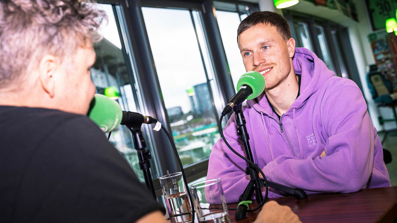 VfL-Wolfsburg-Spieler Yannick Gerhardt am Mikrofon zur Aufnahme eines Podcasts.