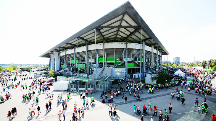 Luftaufnahme der Volkswagen Arena an einem Spieltag.