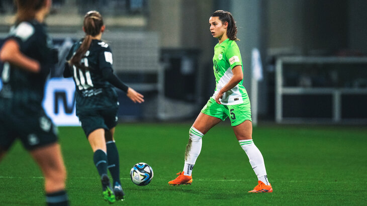 VfL-Wolfsburg-Spielerin Lena Oberdorf im Spielaufbau.