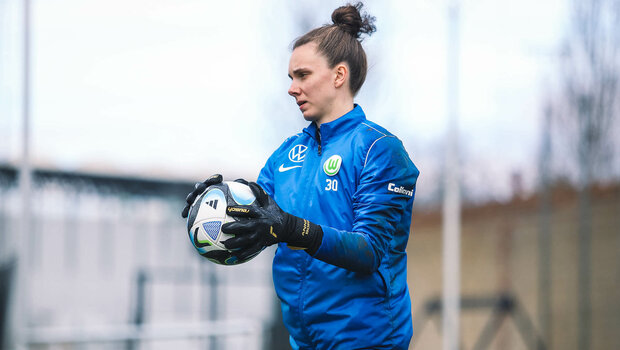 Anneke Borbe hält den Ball im Training in den Händen.