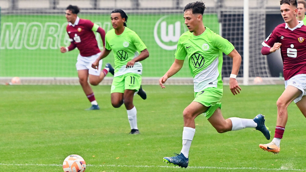 Ein U17-Spieler des VfL-Wolfsburg läuft mit dem Ball.