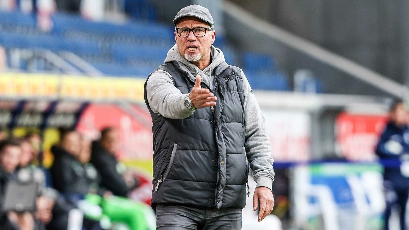 MSV-Duisburg-Trainer Thomas Gerstner gestikuliert am Spielfeldrand.