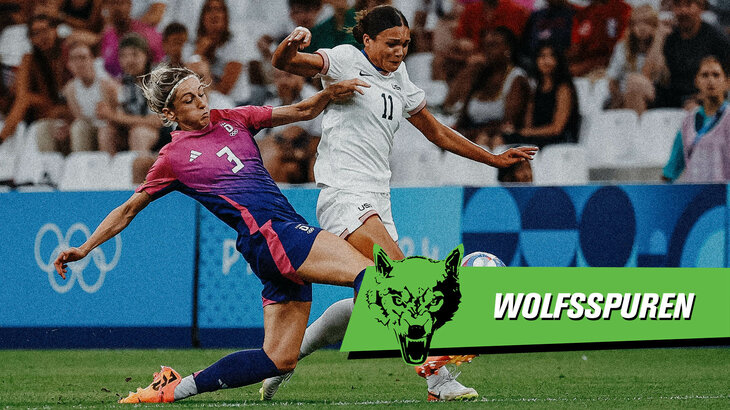 VfL Wolfsburg Spielerin Kathrin Hendrich im Trikot der deutschen Nationalmannschaft im Zweikampf mit einer Spielerin aus den USA bei Olympia 2024 in Paris.