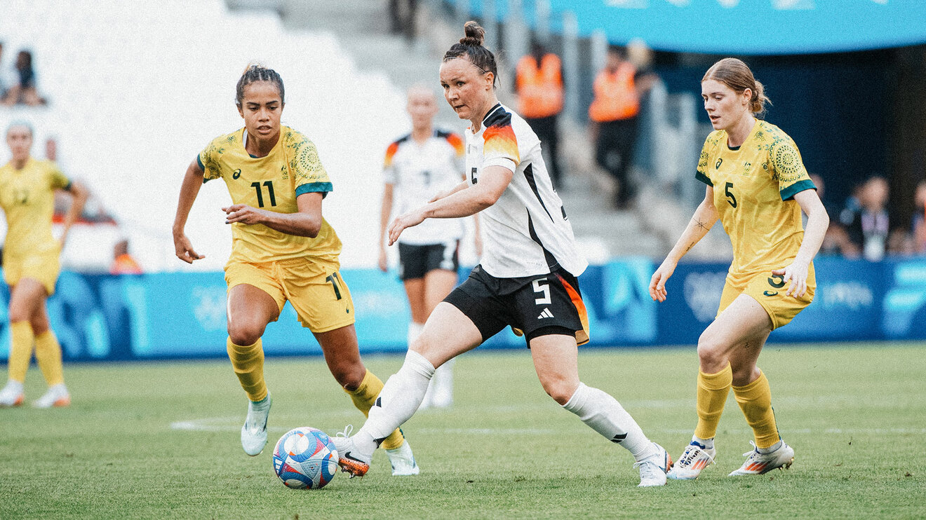 Die VfL-Wolfsburg-Marina Hegering spielt im Trikot der Nationalmannschaft den Ball.