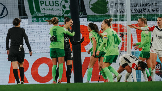 Die VfL-Wolfsburg-Spielerinnen jubeln mit Anneke Borbe.