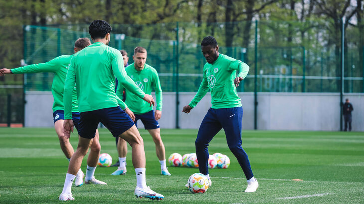 Der VfL-Wolfsburg-Spieler Ridle Baku im Zweikampf.