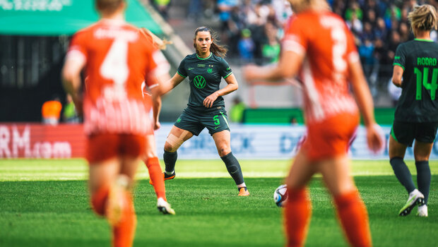 Die VfL-Wolfsburg-Spielerin Lena Oberdorf steht auf dem Spielfeld.
