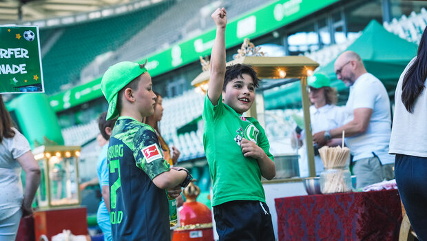 Kinder in der Volkswagenarena.