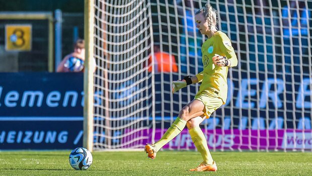 VfL-Wolfsburg-Spielerin Merle Frohms spielt einen Pass.