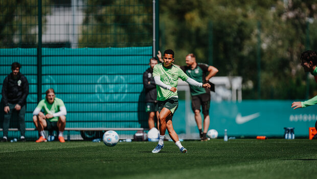 VfL-Wolfsburg-Spieler Rogerio spielt im Trainig einen Pass.