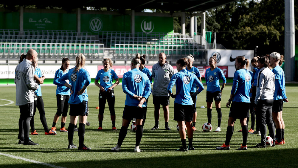 Die Frauen des VfL Wolfsburg bilden einen Kreis während des Trainings.