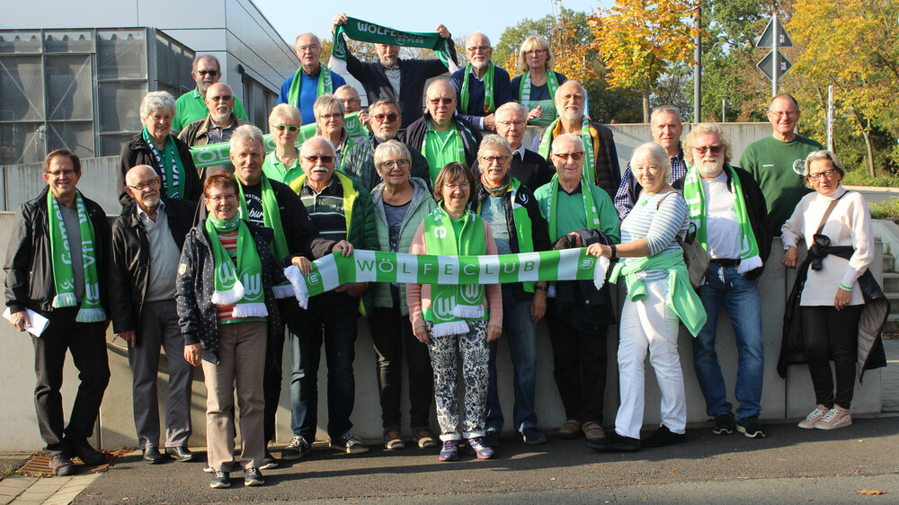 Gruppenbild der Physikalisch-Technischen Bundesanstalt vom WölfeClub 55plus des VfL Wolfsburg.