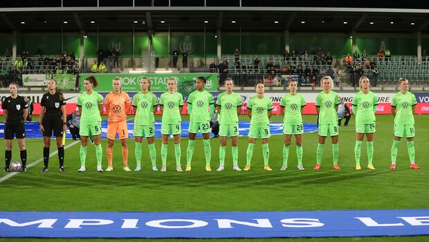 Die Spielerinnen des VfL-Wolfsburg vor dem Spiel gegen den SKN St. Pölten-Frauen im AOK-Stadion.