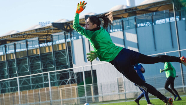 Die VfL Wolfsburg-Torhüterin Julia Kassen fliegt nach dem Ball.