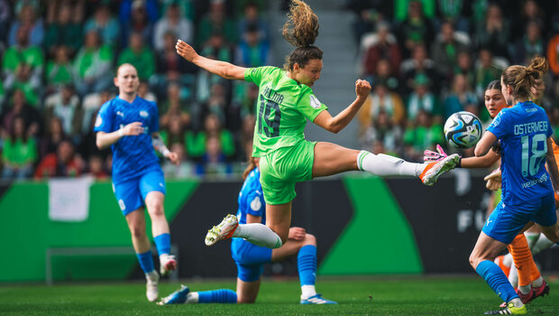 Die VfL-Wolfsburg-Spielerin Fenna Kalma im Zweikampf um den Ball.