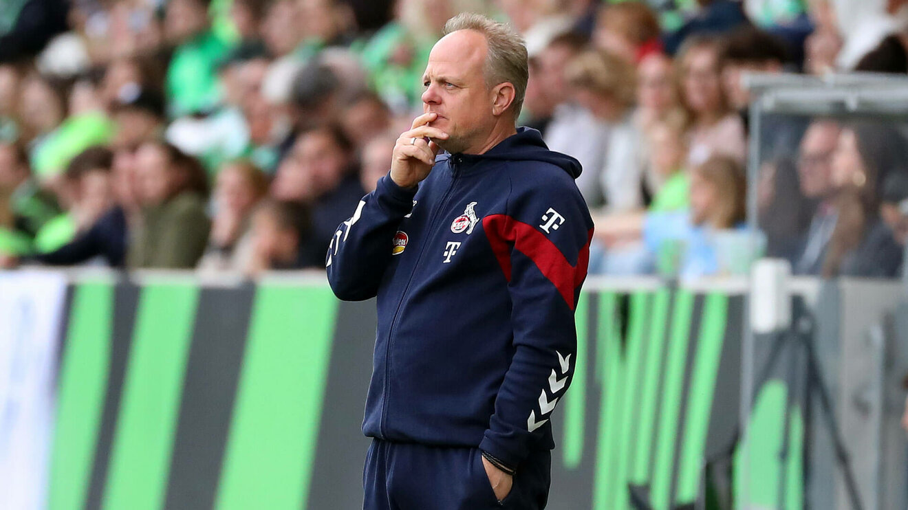 Der Köln-Trainer Daniel Weber steht an der Seitenlinie.