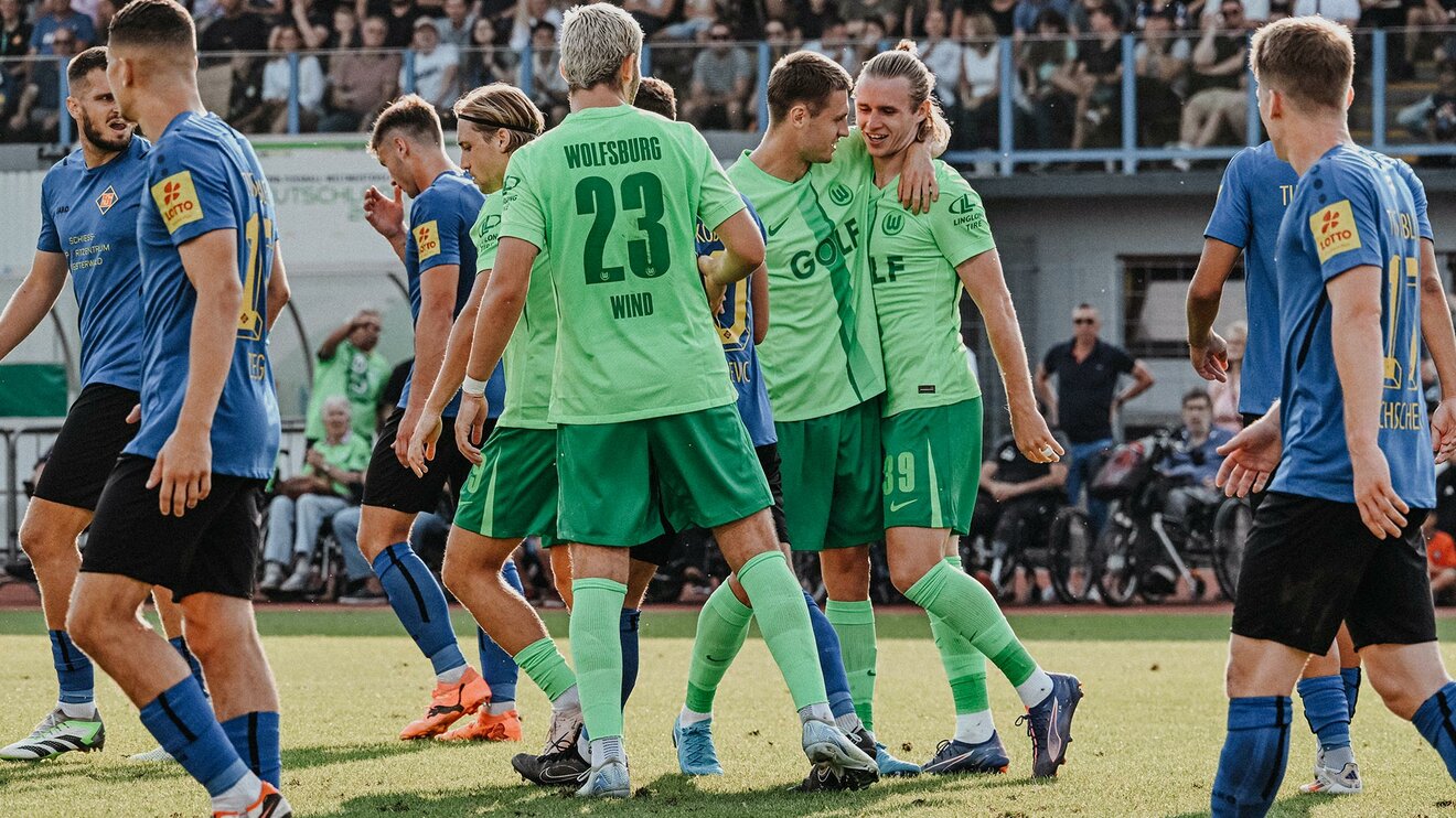 Die beiden VfL Wolfsburg-Spieler Mattias Svanberg und Patrick Wimmer umarmen sich und jubeln.