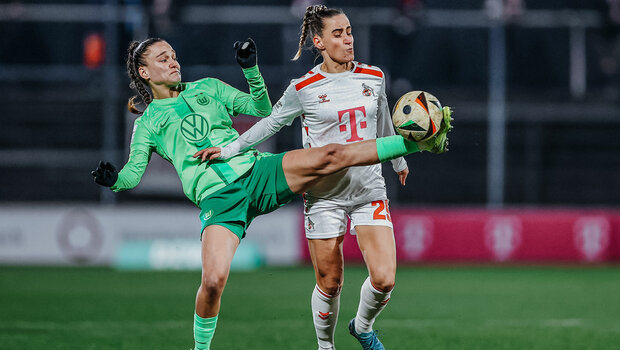 VfL-Wolfsburg-Spielerin Diana Nemeth im Zweikampf mit einer Gegenspielerin.