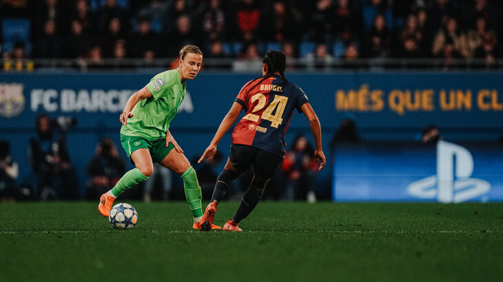 Die VfL-Wolfsburg-Spielerin Lynn Wilms im Zweikampf um den Ball.