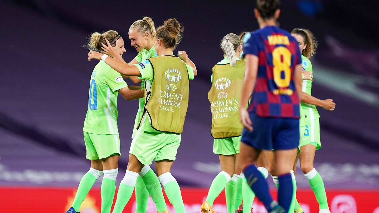 Die VfL Frauen jubeln auf dem Platz im Hinspiel gegen den FC Barcelona Femeni.