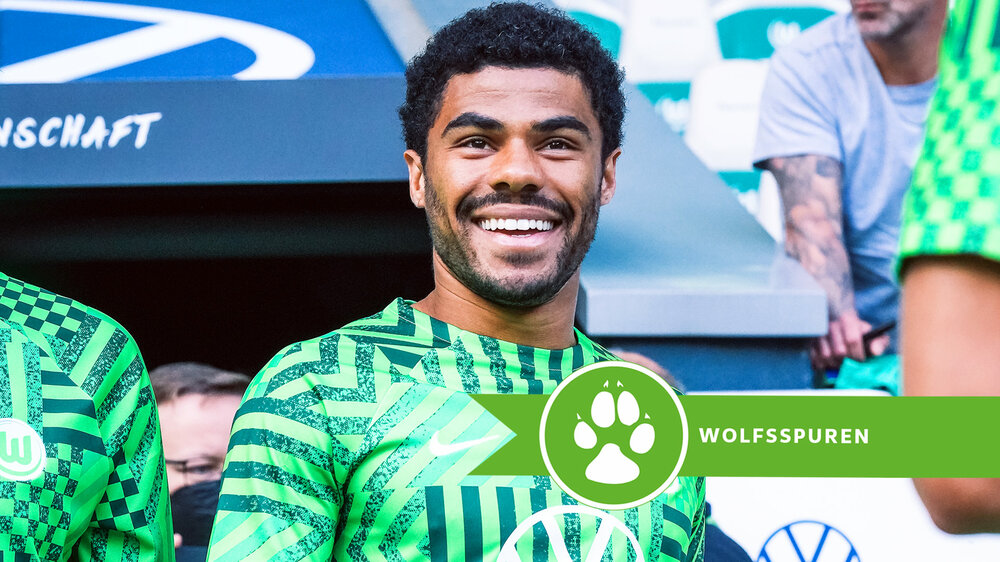 Der VfL Wolfsburg-Spieler Paulo Otavio lacht in die Kamera.