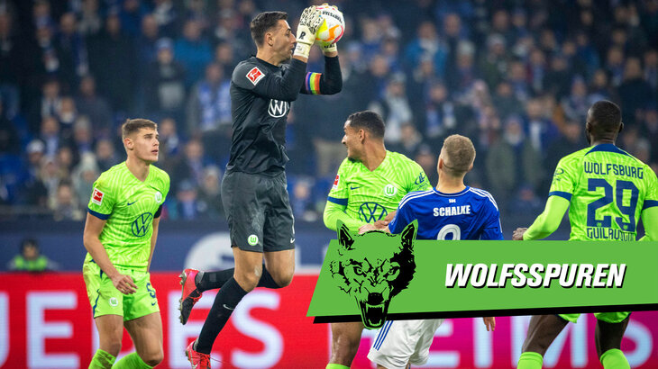 Koen Casteels vom VfL Wolfsburg fängt einen Ball im Sprung