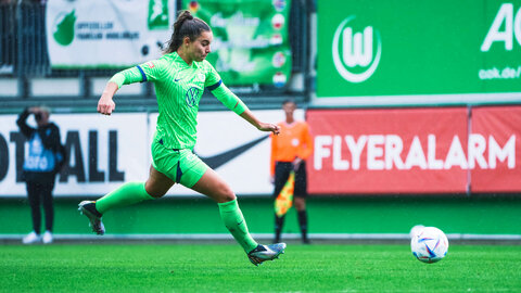 Die VfL-Wolfsburg-Spielerin Lena Oberdorf schießt den Ball.
