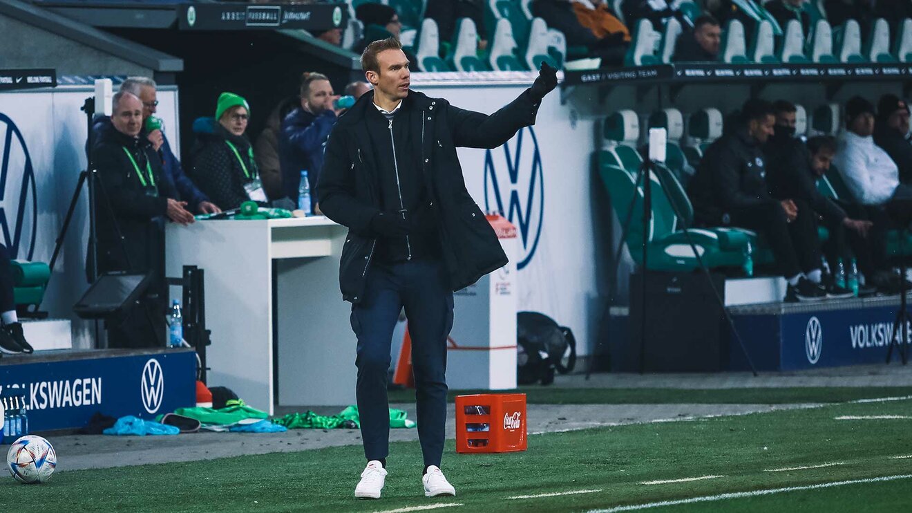 VfL-Wolfsburg-Trainer Tommy Stroot während des Spiels an der Seitenlinie.