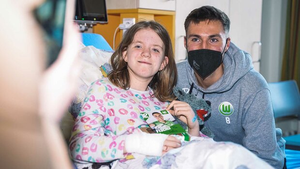 VfL-Wolfsburg-Spieler Kilian Fischer zu Besuch im Krankenhaus an Ostern.